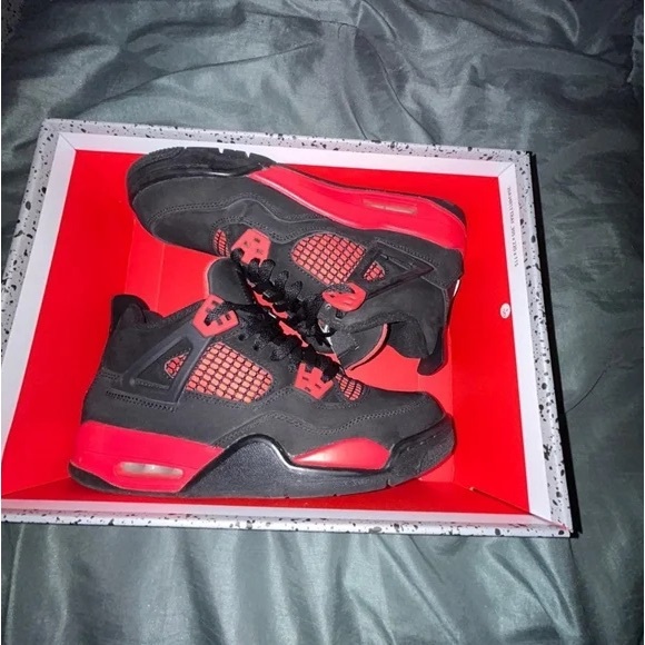 Jordan 4’s red Thunder - Picture 2 of 2